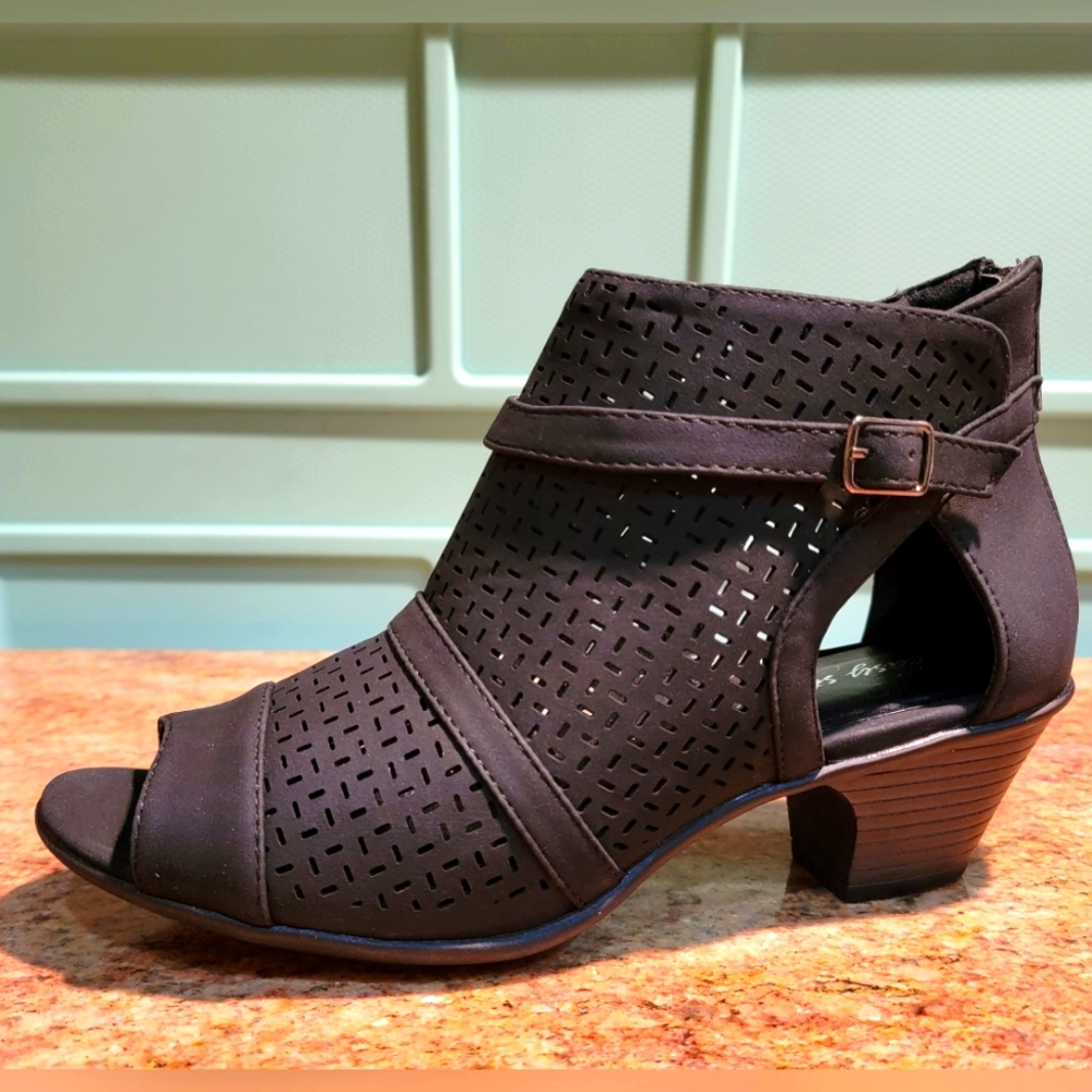 Easy Street Women's Carrigan black booty sandals, size 8 wide